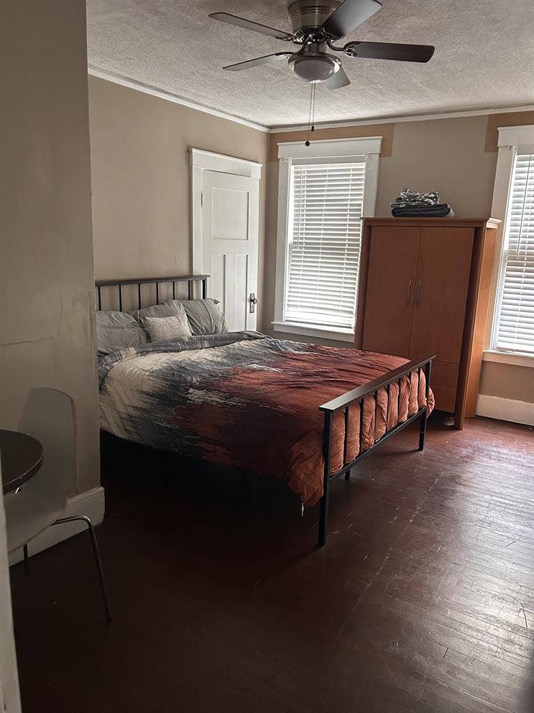 Close to Downtown & major freeways