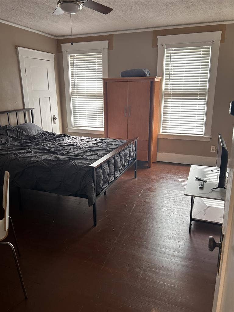 Close to Downtown & major freeways