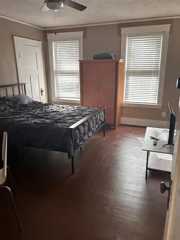 Close to Downtown & major freeways