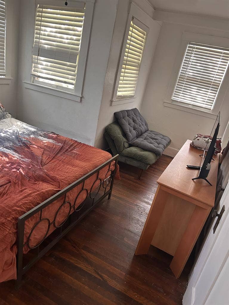 Close to Downtown & major freeways