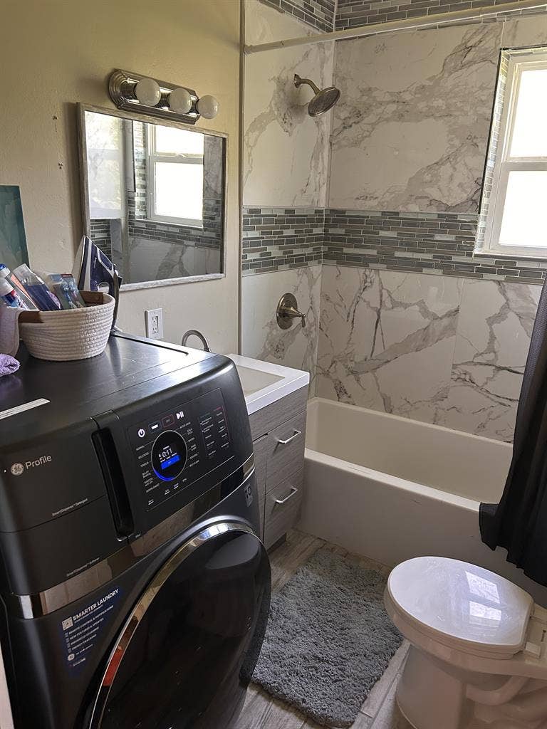 Close to Downtown & major freeways