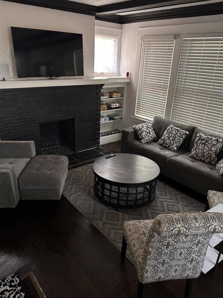 Close to Downtown & major freeways