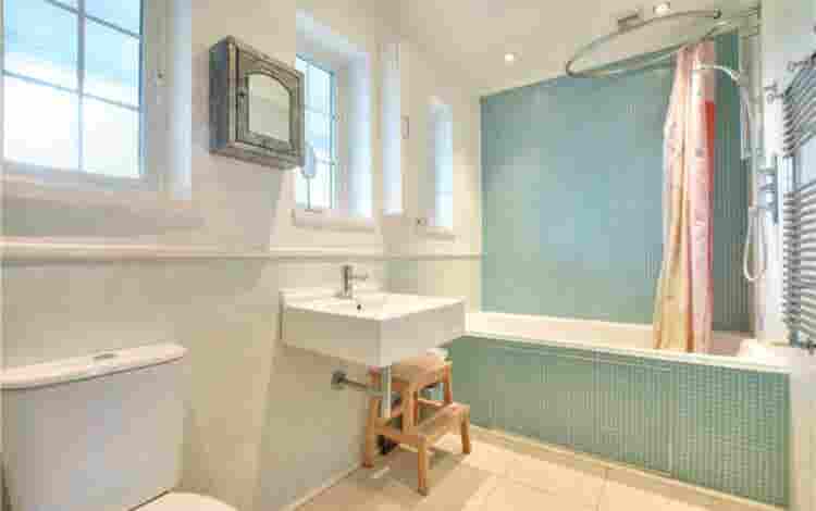 Dble Room on Private Road in Lee