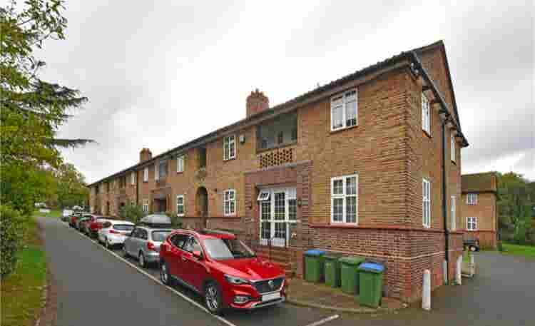 Dble Room on Private Road in Lee