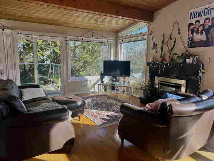 Spacious room  near Mount Douglas