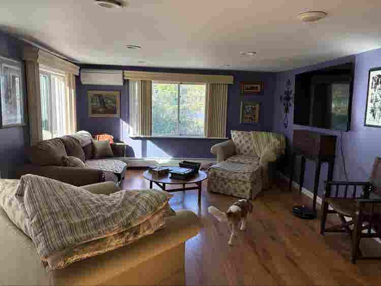 Lg room w/full bath house on lake