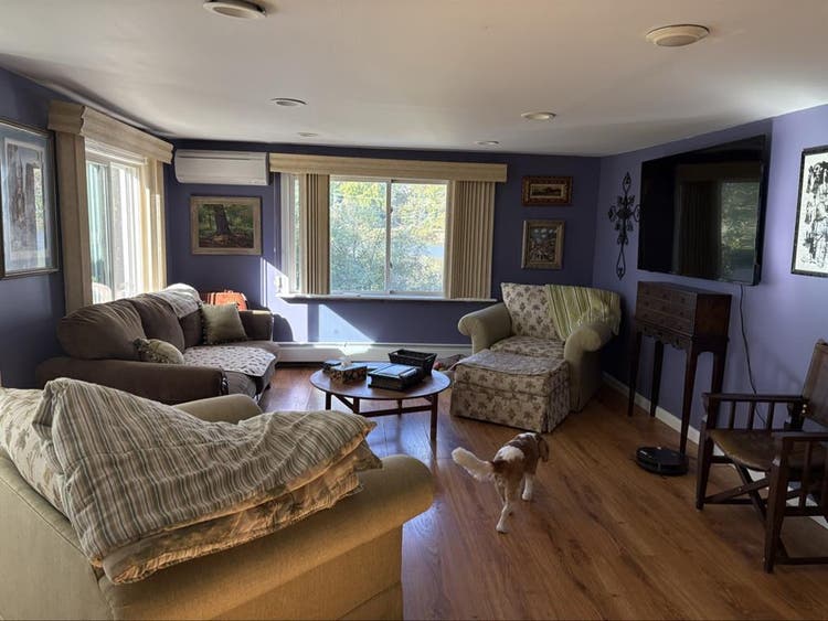 Lg room w/full bath house on lake