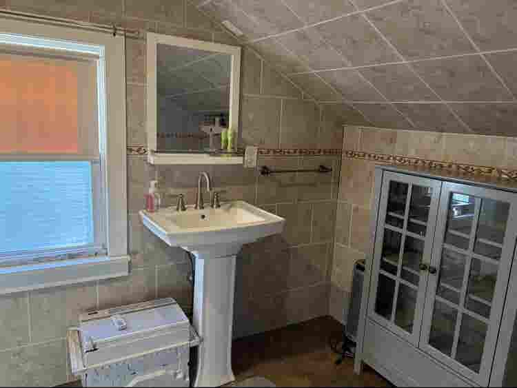 Lg room w/full bath house on lake