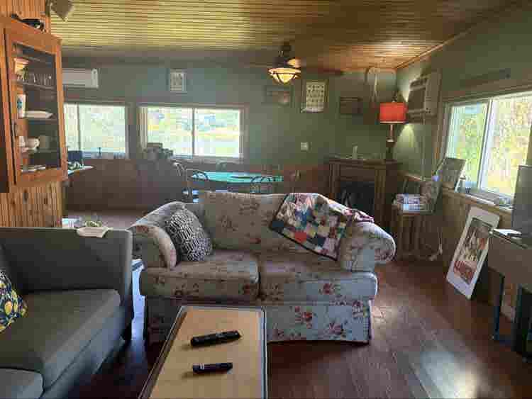 Lg room w/full bath house on lake