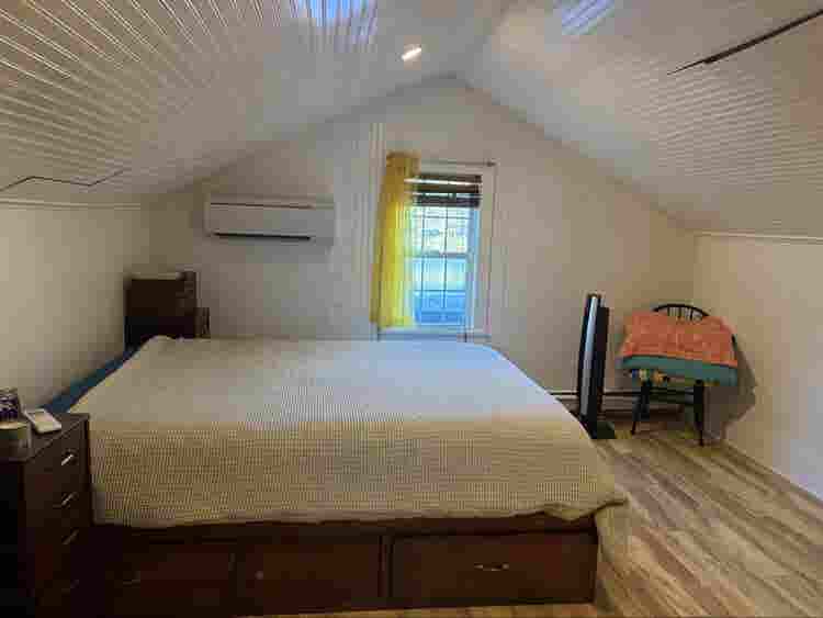 Lg room w/full bath house on lake