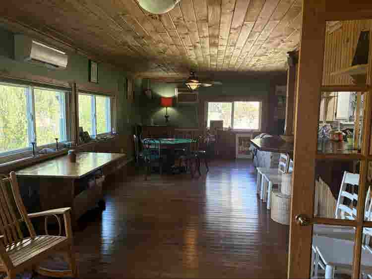 Lg room w/full bath house on lake