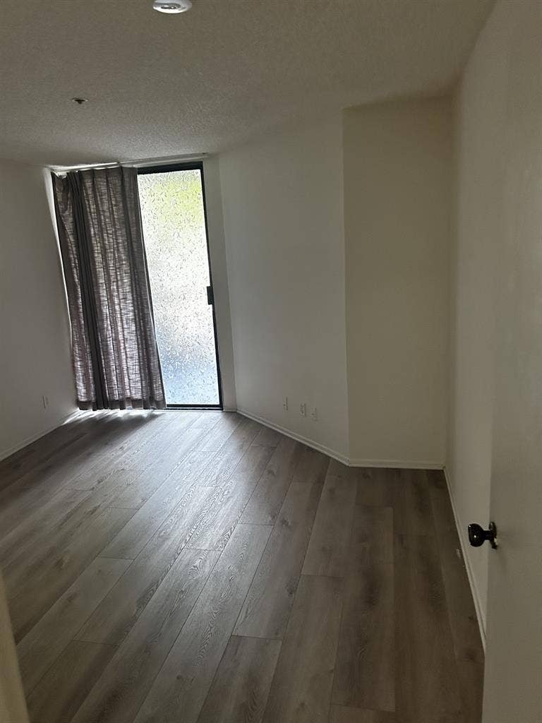 Looking for Roommate