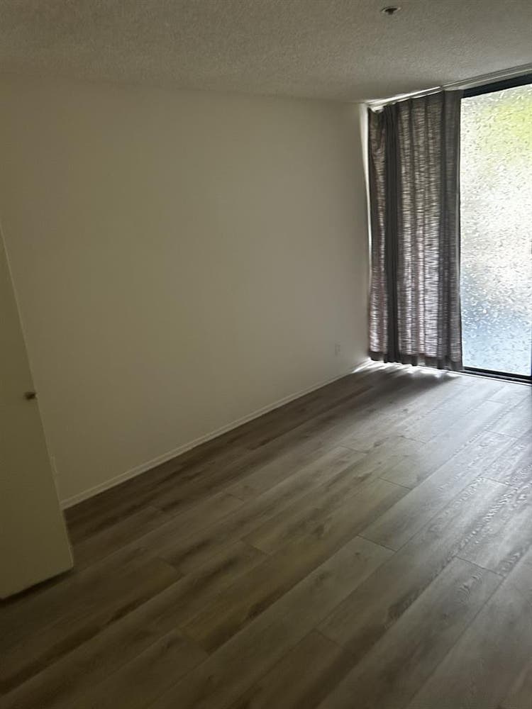 Looking for Roommate