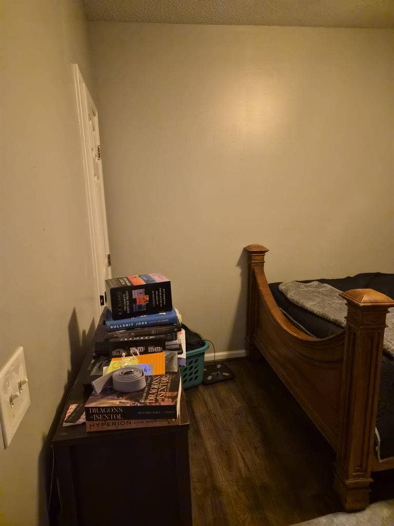 Looking for roommate