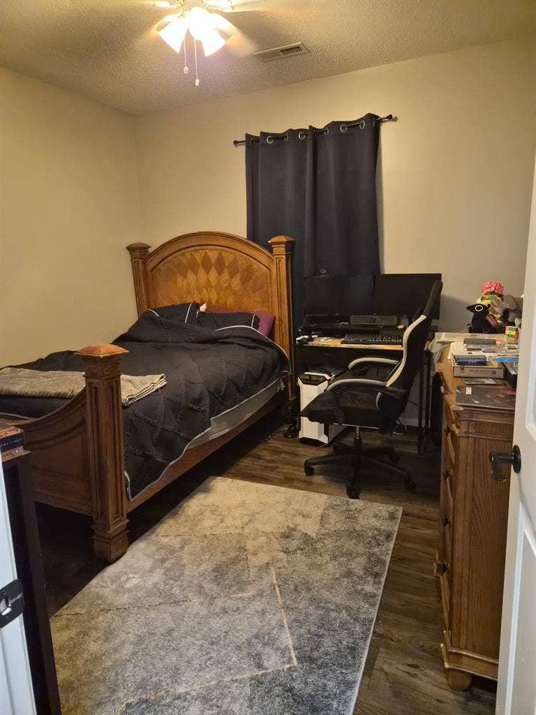 Looking for roommate