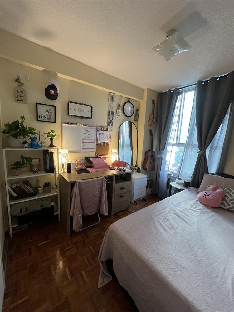 Female Flatmate required
