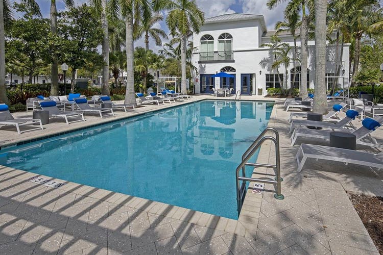 Spacious bed/bath near downtown