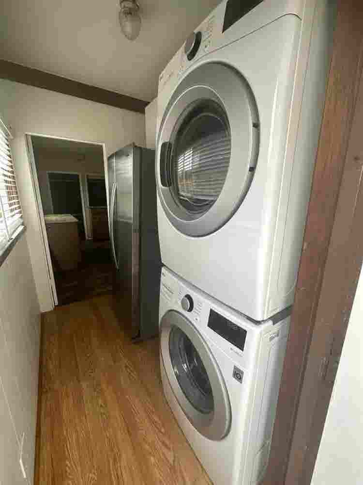 Large bedroom in vibrant Hillcrest!