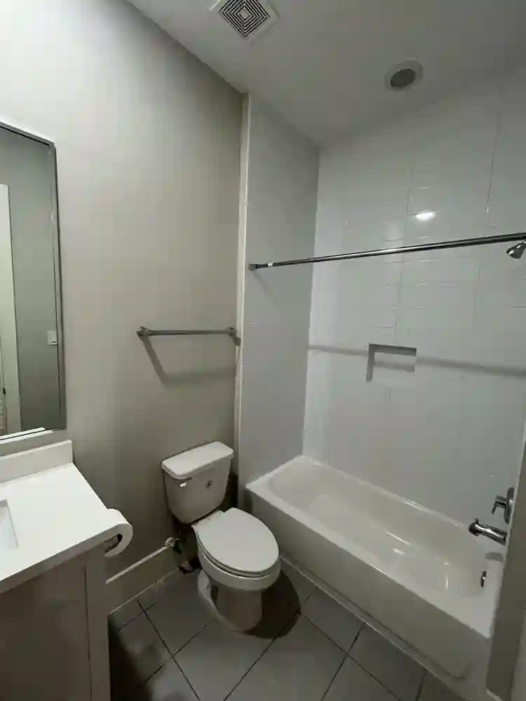 Room Downtown Available! Free util.