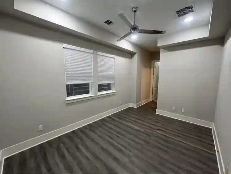 Room Downtown Available! Free util.