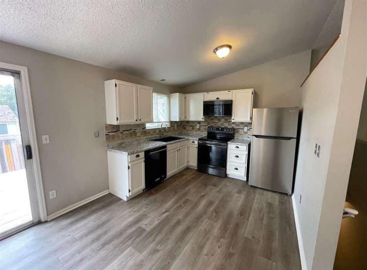 SPACIOUS HOUSE AVAILABLE FOR RENT