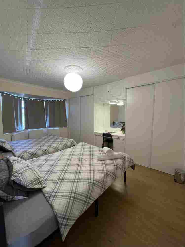 Room Rent London with big storage