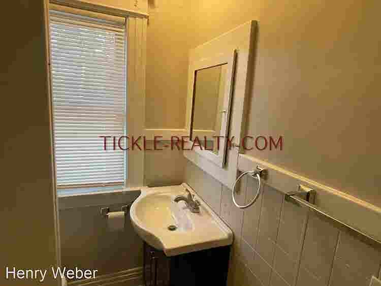 Comfortable Room in Upper Monroe
