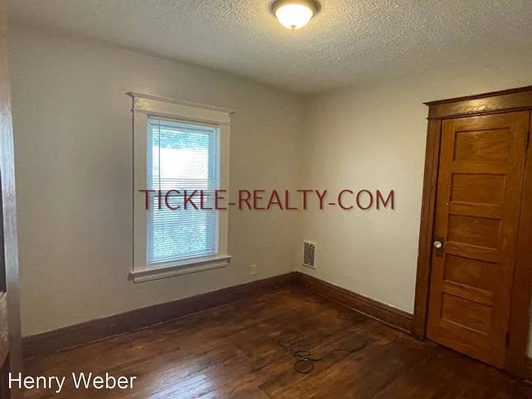 Comfortable Room in Upper Monroe