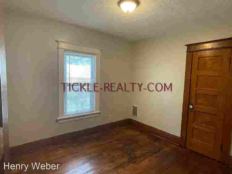 Comfortable Room in Upper Monroe