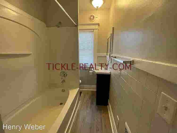 Comfortable Room in Upper Monroe
