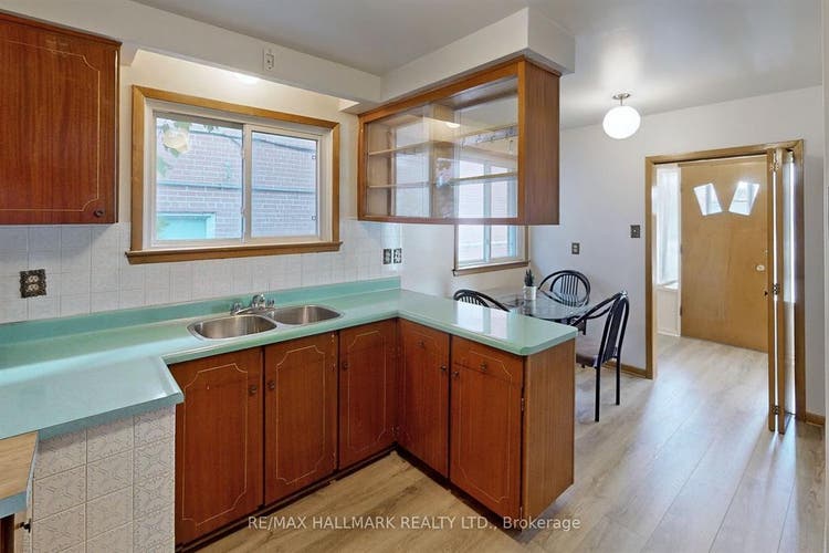 Master Bedroom - Private Washroom