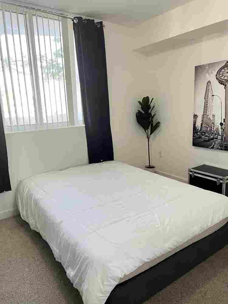 Furnished ROOM in EDGWATER