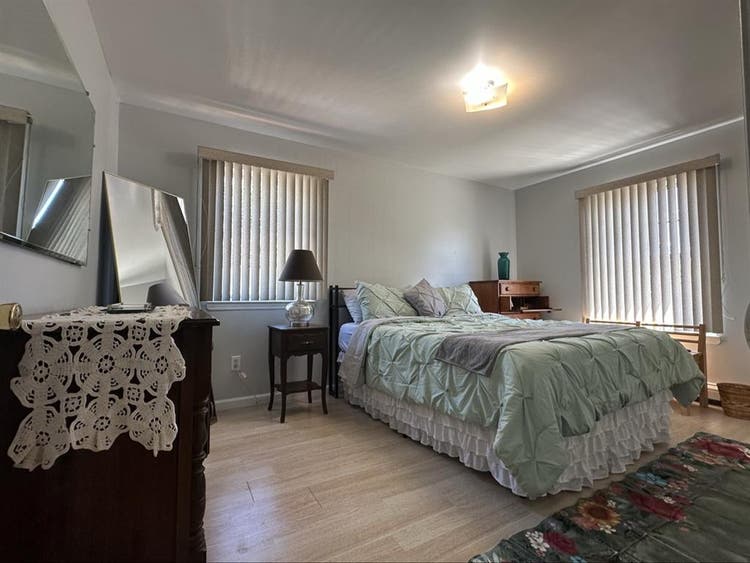 Large furnished room in