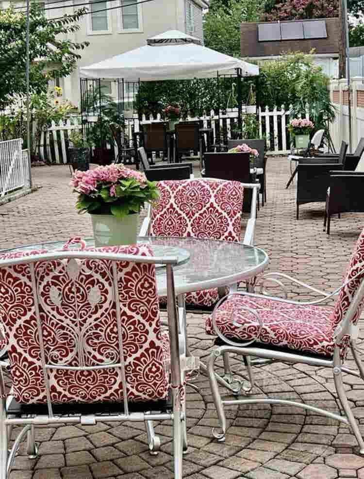 Large furnished room in
