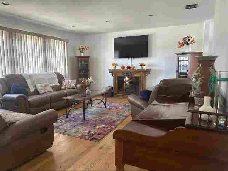 Large furnished room in