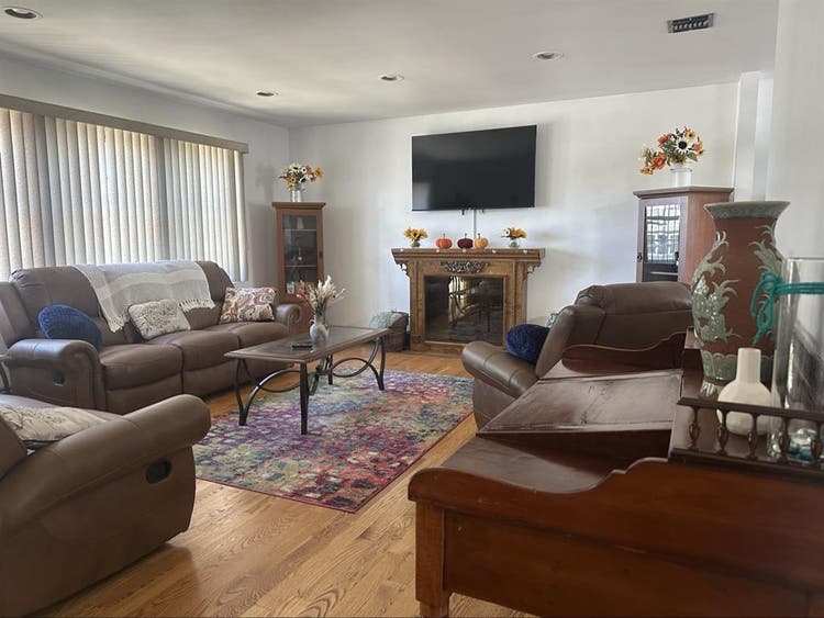 Large furnished room in