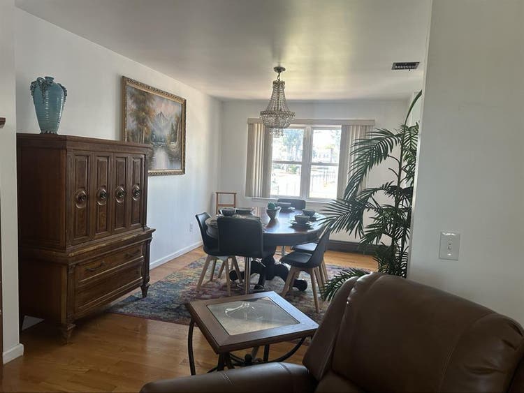 Large furnished room in