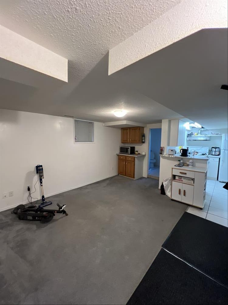 Looking for 2 roommates