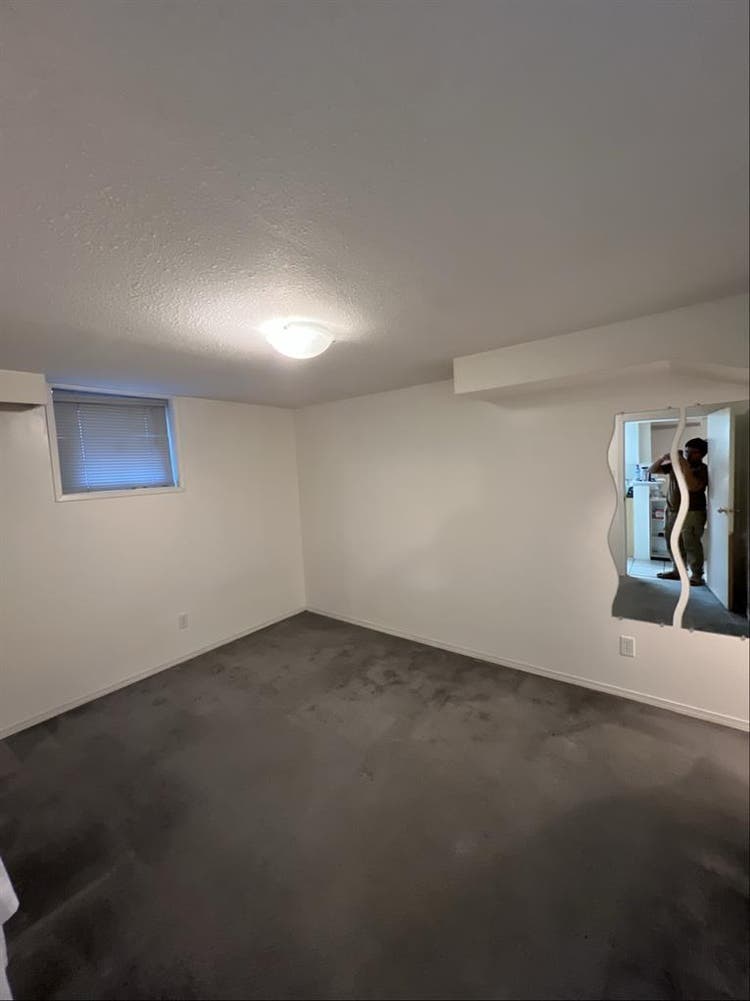 Looking for 2 roommates