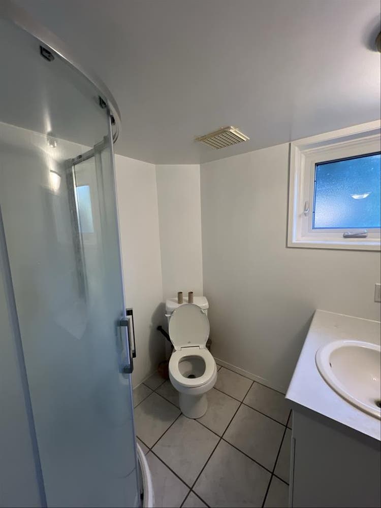 Looking for 2 roommates