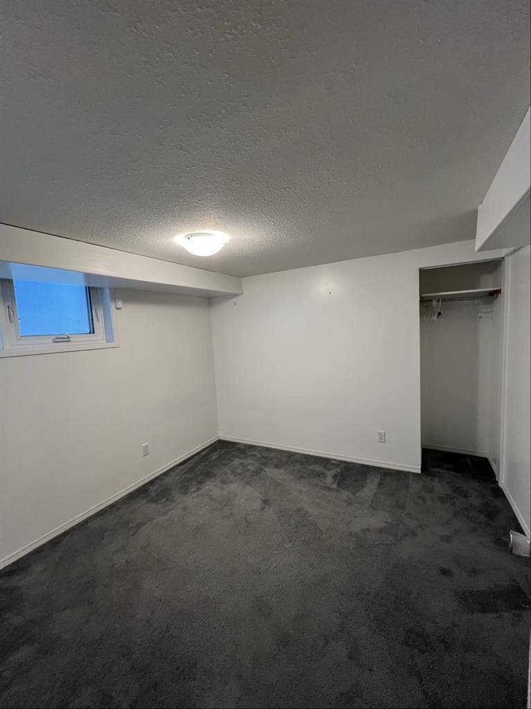 Looking for 2 roommates