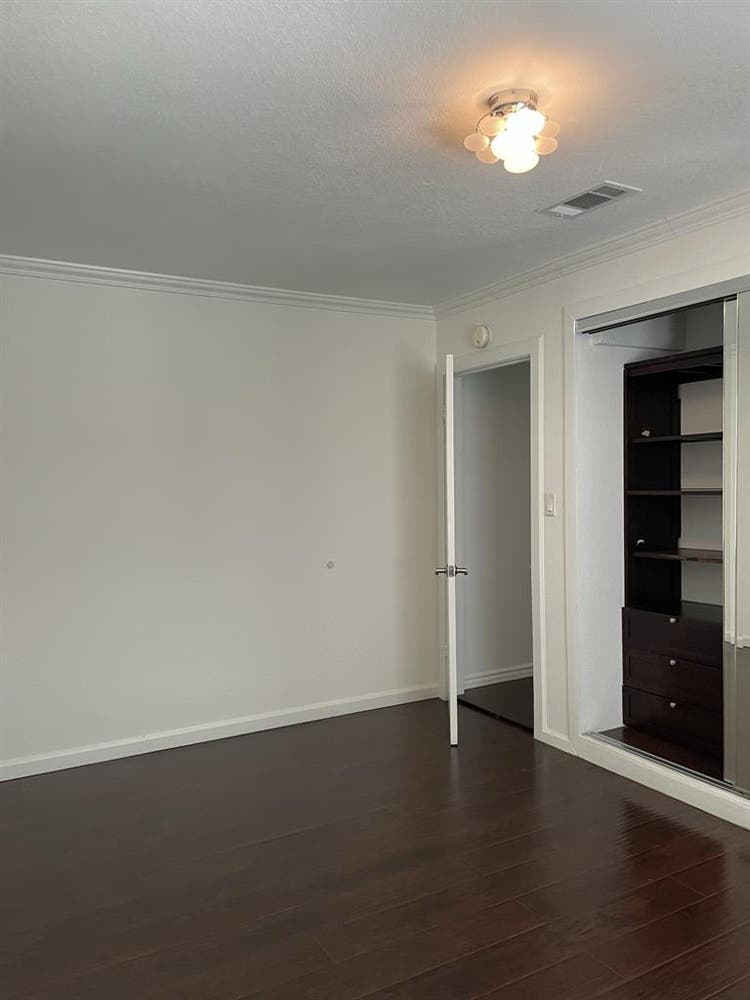 Room for rent  Utilities Inc