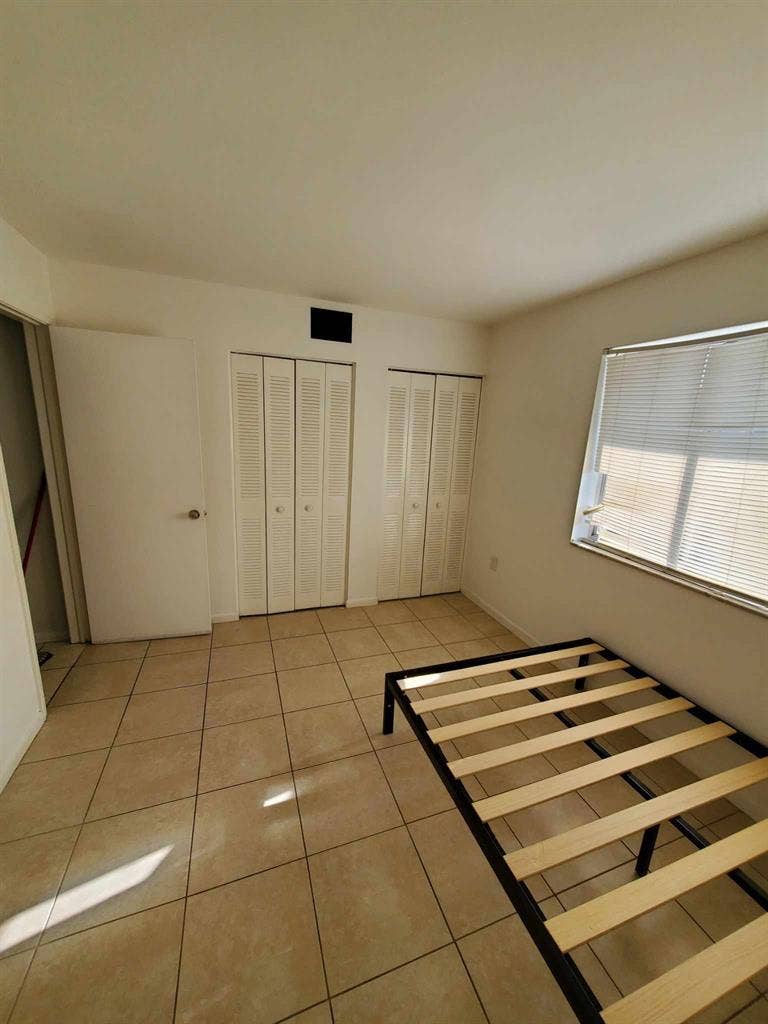 LOOKING FOR A ROOMMATE