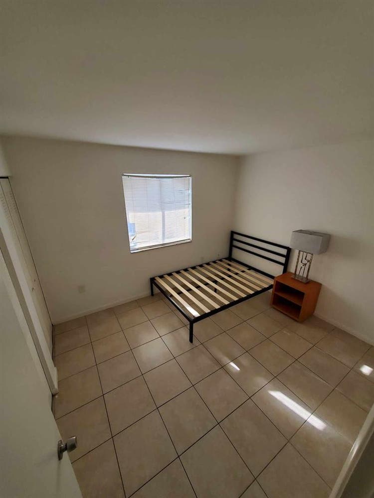 LOOKING FOR A ROOMMATE