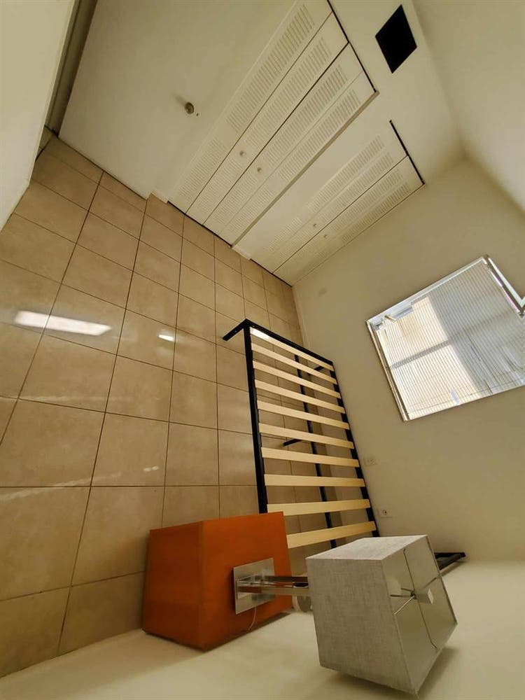 LOOKING FOR A ROOMMATE