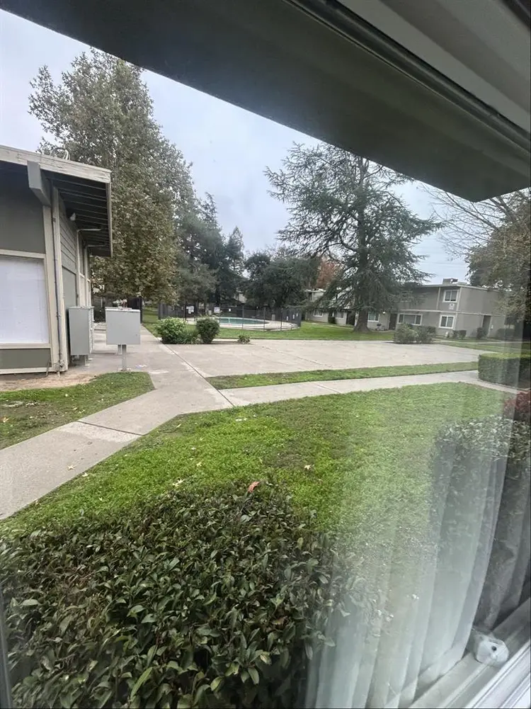 Small room in 4 bedrooms Townhouse