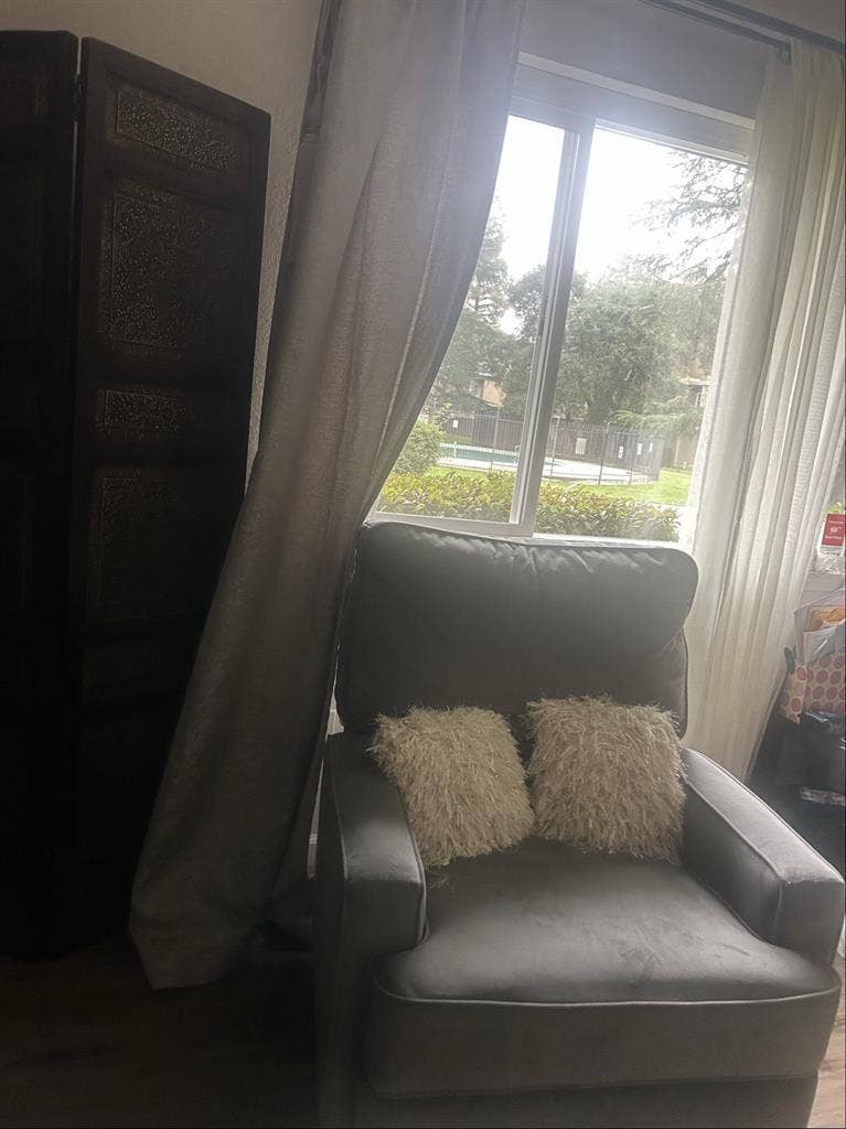 Small room in 4 bedrooms Townhouse