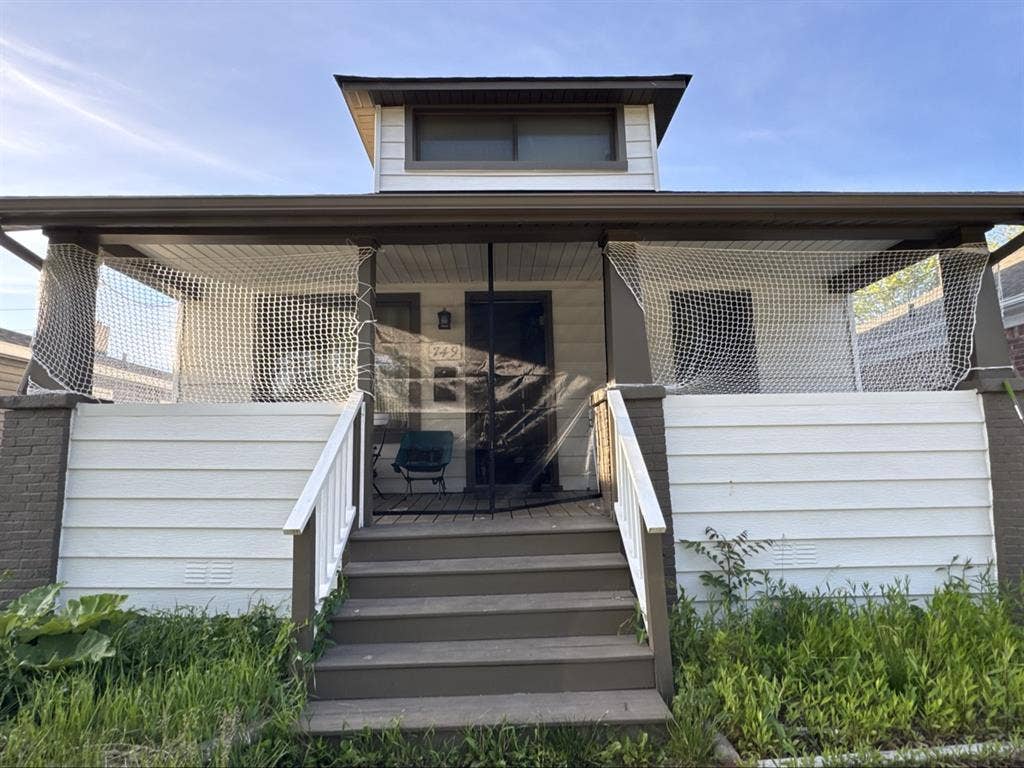 2 people looking for  
roommates!