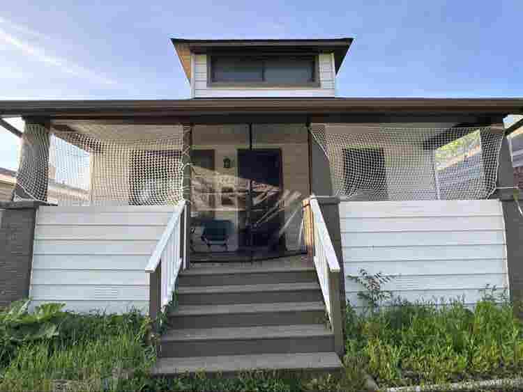 2 people looking for  
roommates!