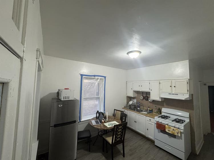 I’m looking for a roommate